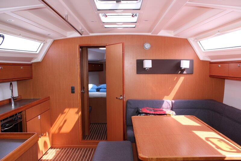 Sailing yacht 
