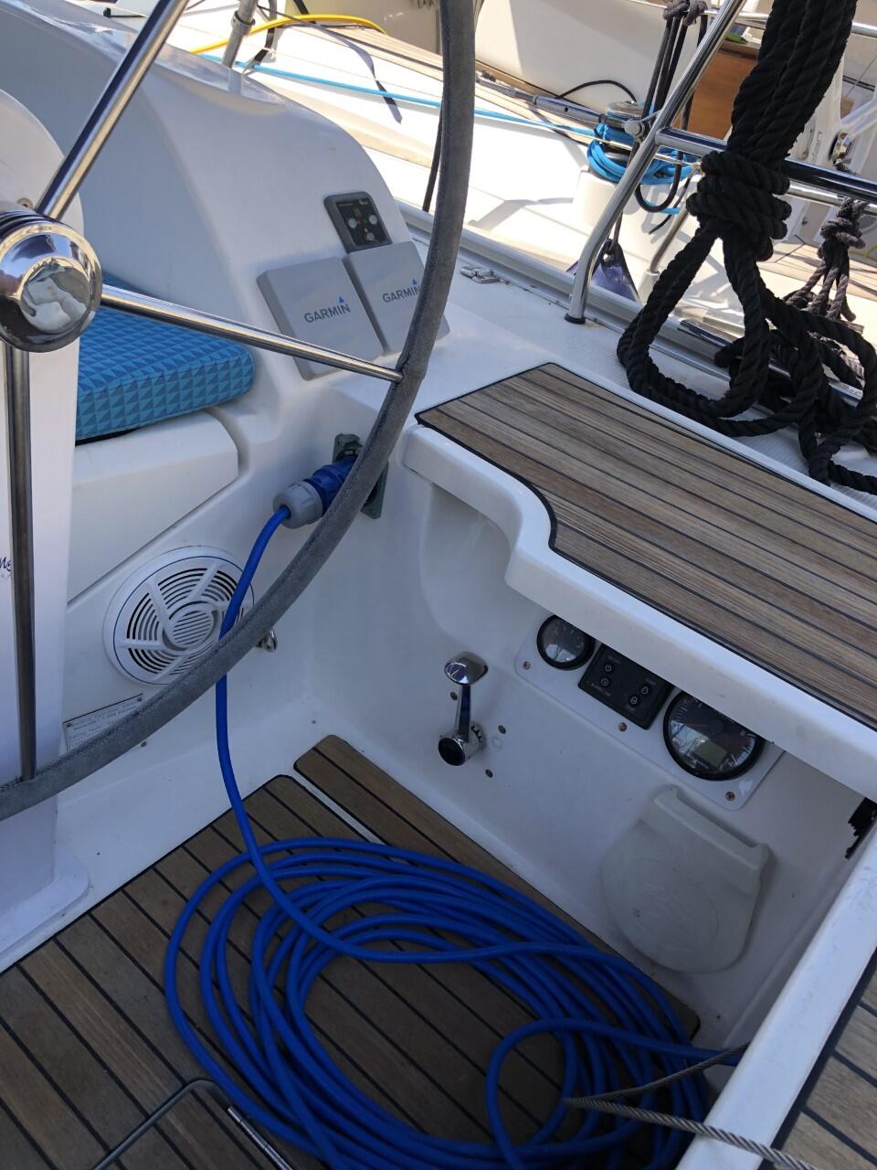Sailing yacht 