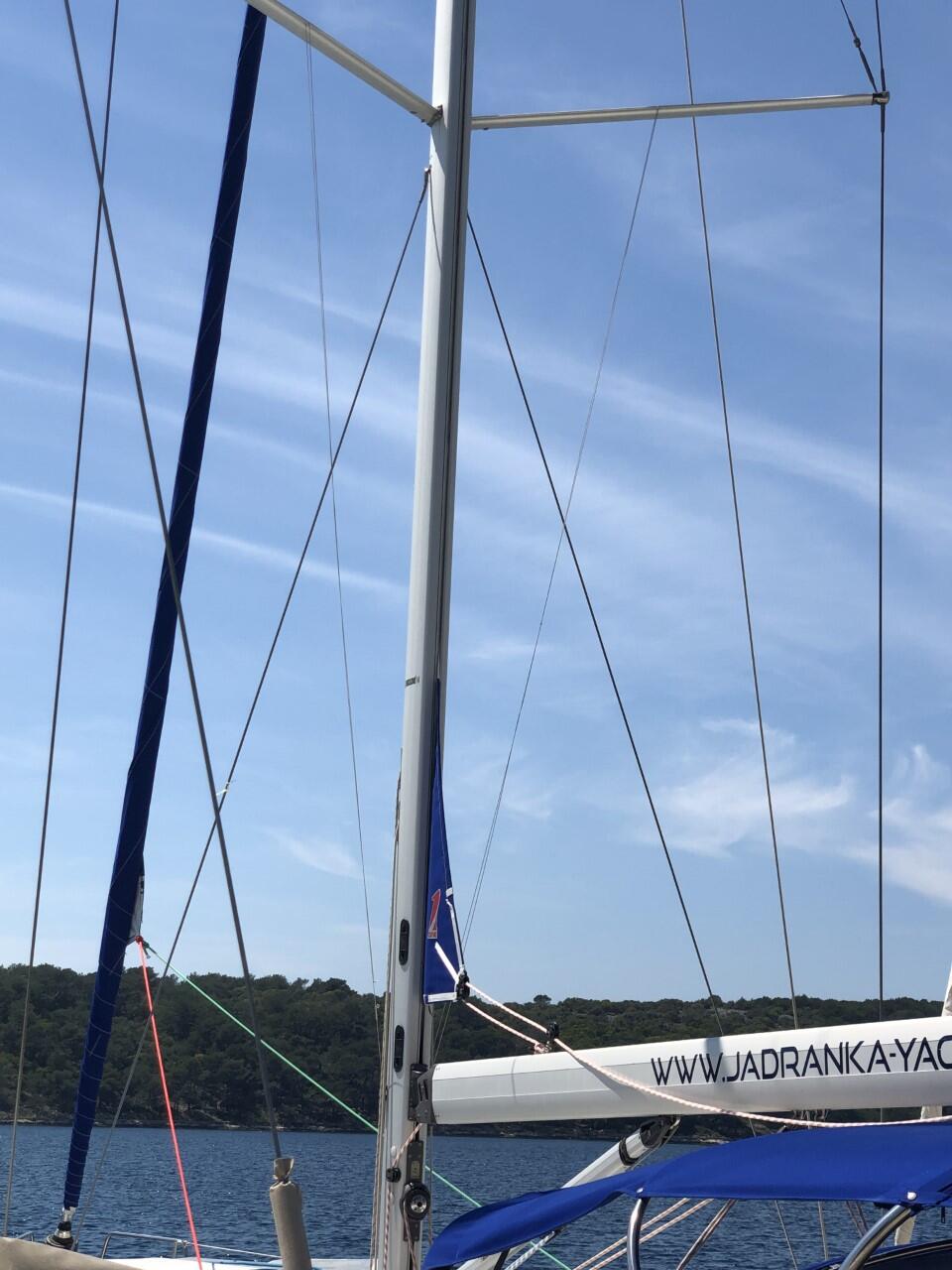 Sailing yacht 