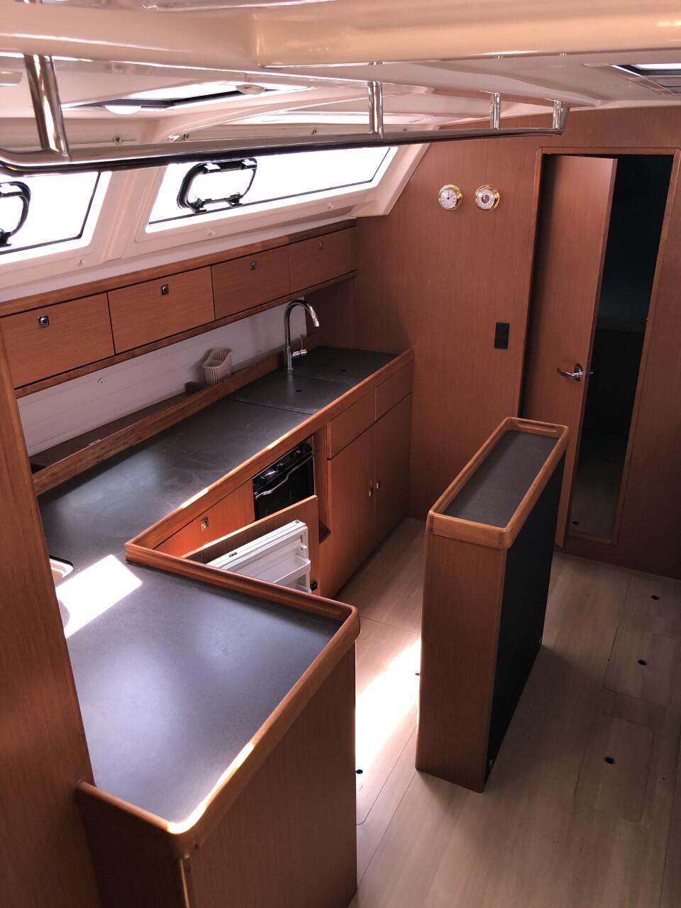 Sailing yacht 