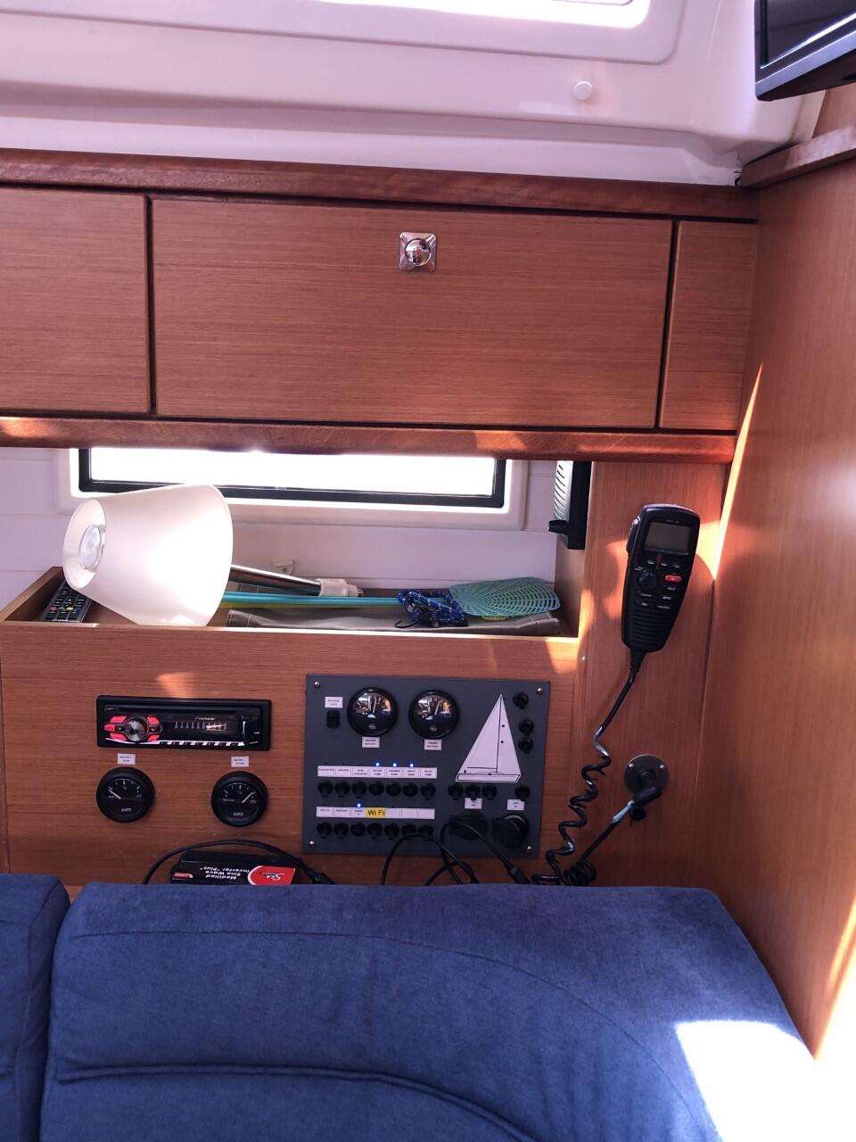 Sailing yacht 