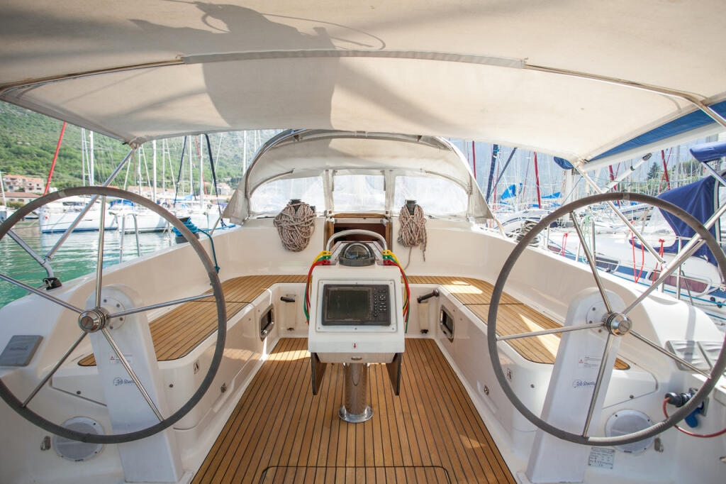 Sailing yacht 