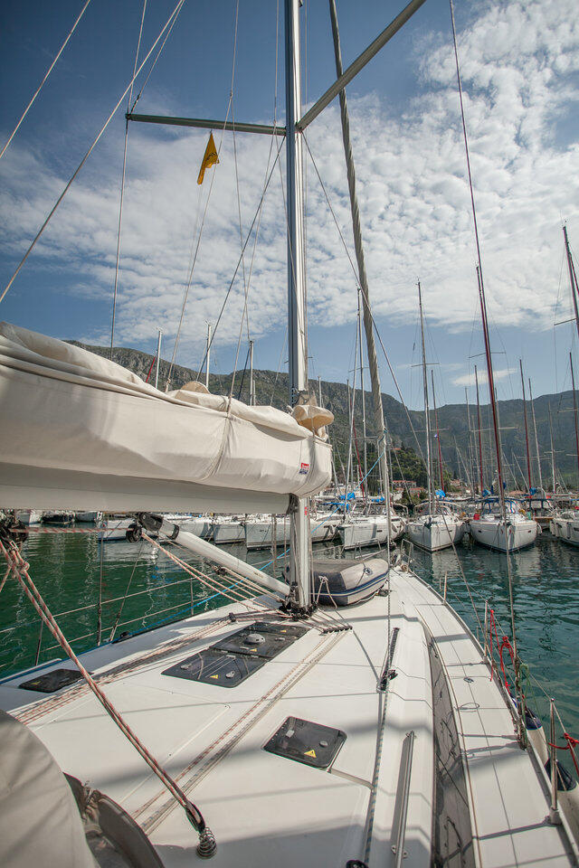 Sailing yacht 