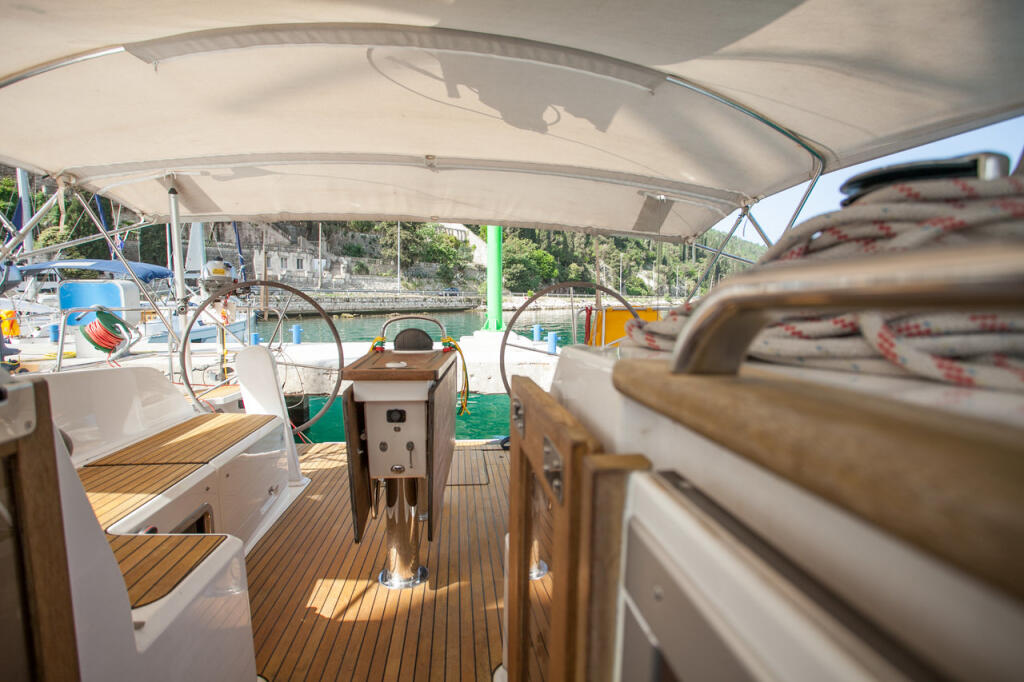 Sailing yacht 