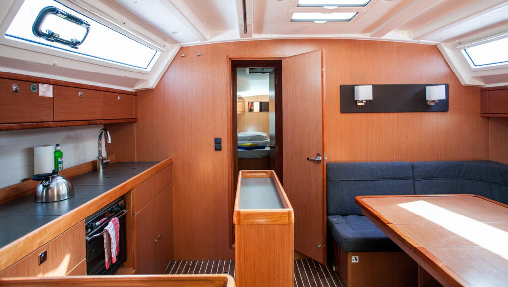 Sailing yacht 