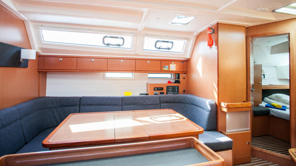 Sailing yacht 