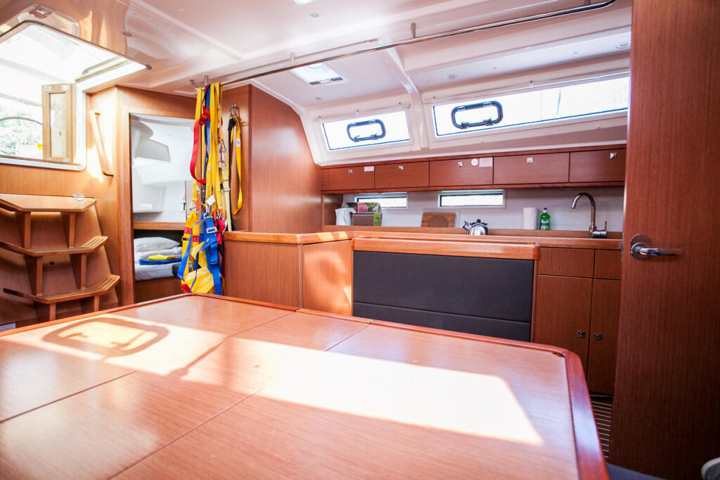 Sailing yacht 
