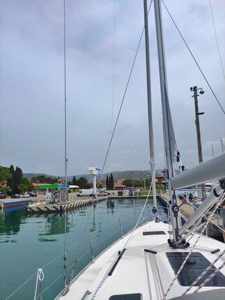 Sailing yacht 