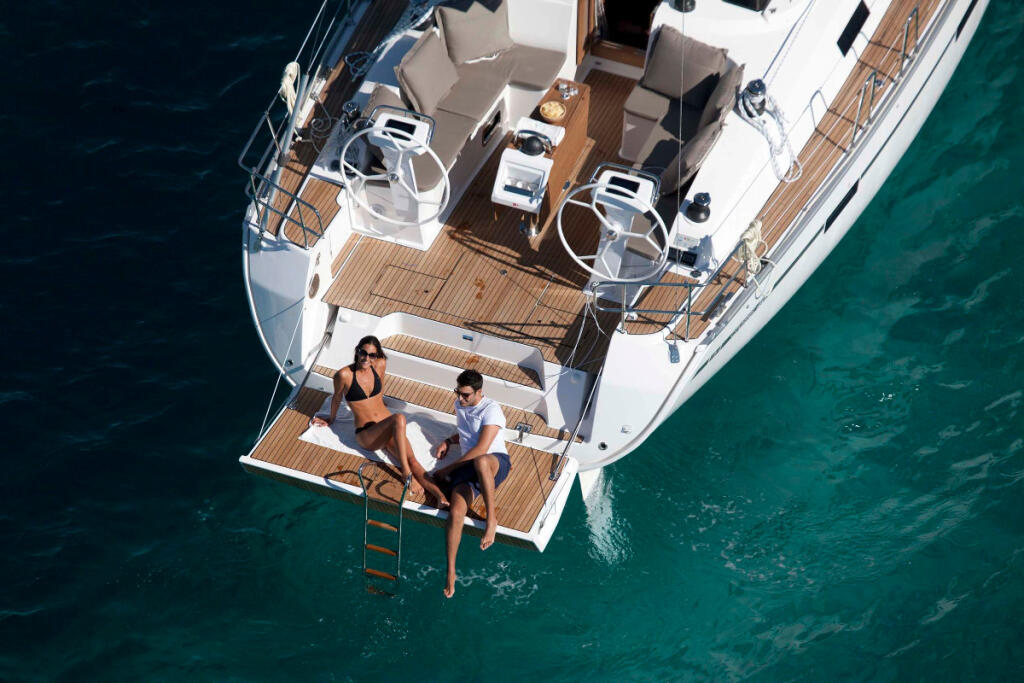 Sailing yacht 