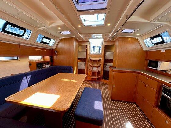 Sailing yacht 