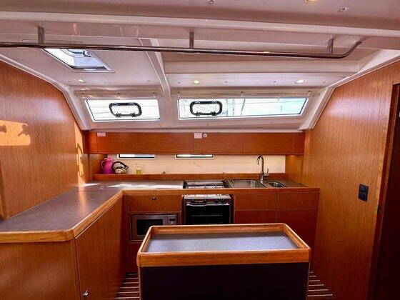 Sailing yacht 