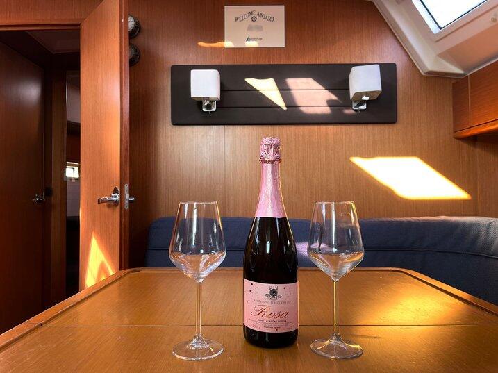 Sailing yacht 