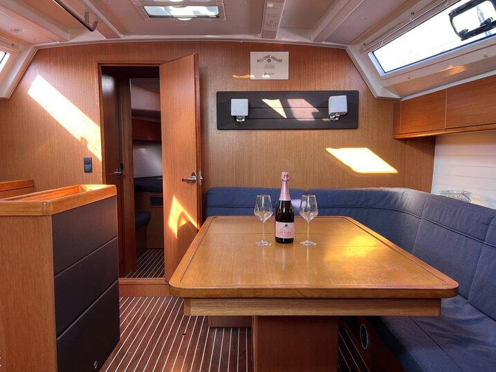 Sailing yacht 