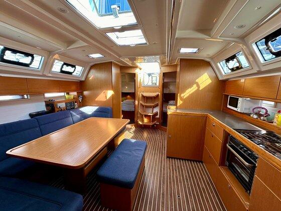 Sailing yacht 
