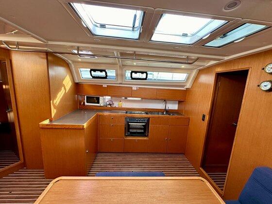 Sailing yacht 