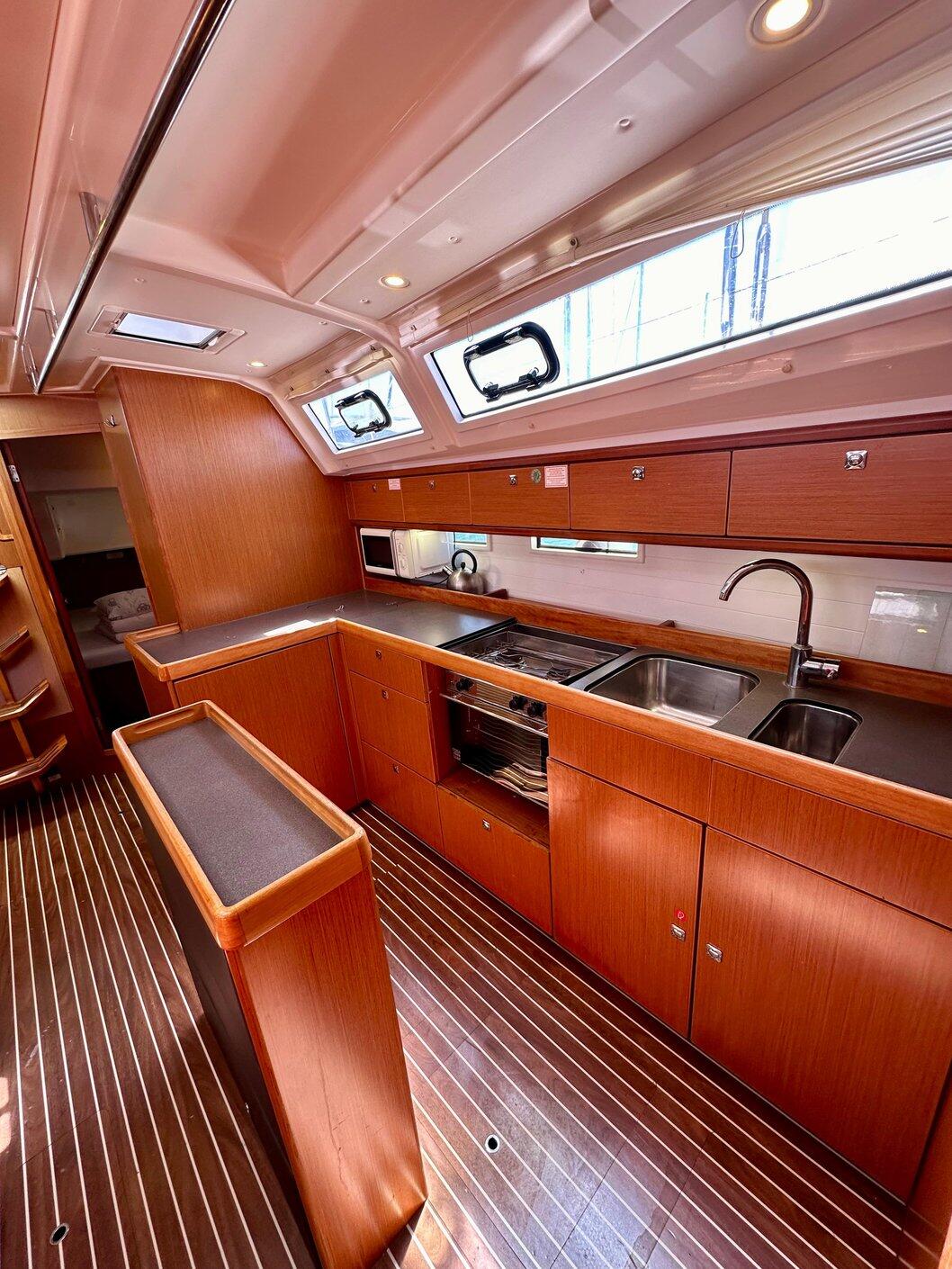Sailing yacht 