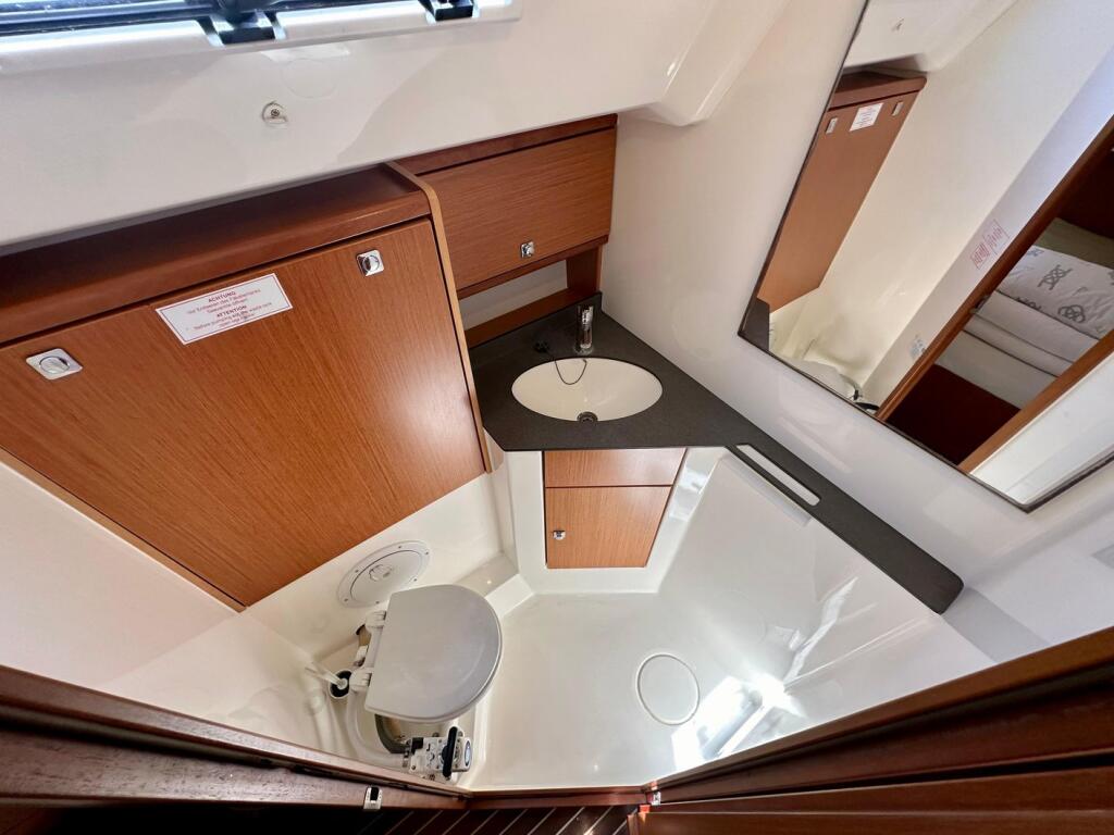 Sailing yacht 