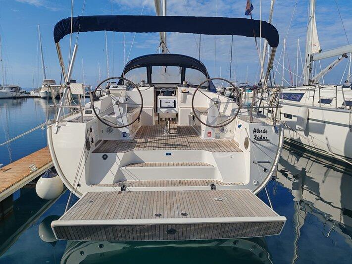 Sailing yacht 