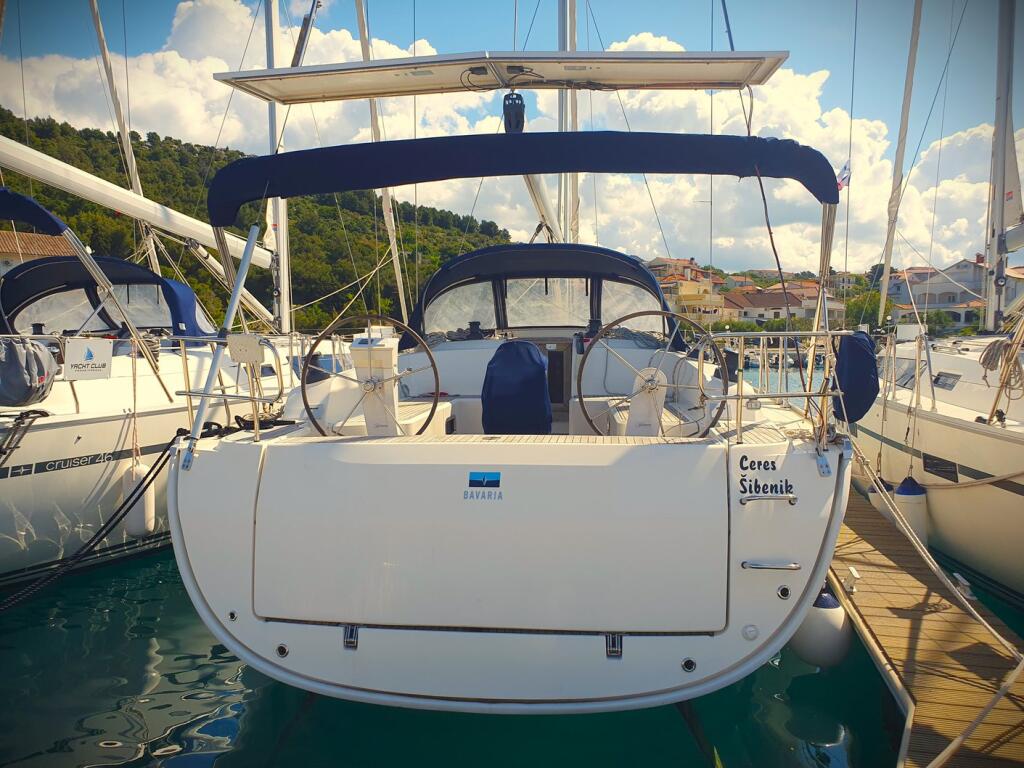 Sailing yacht 