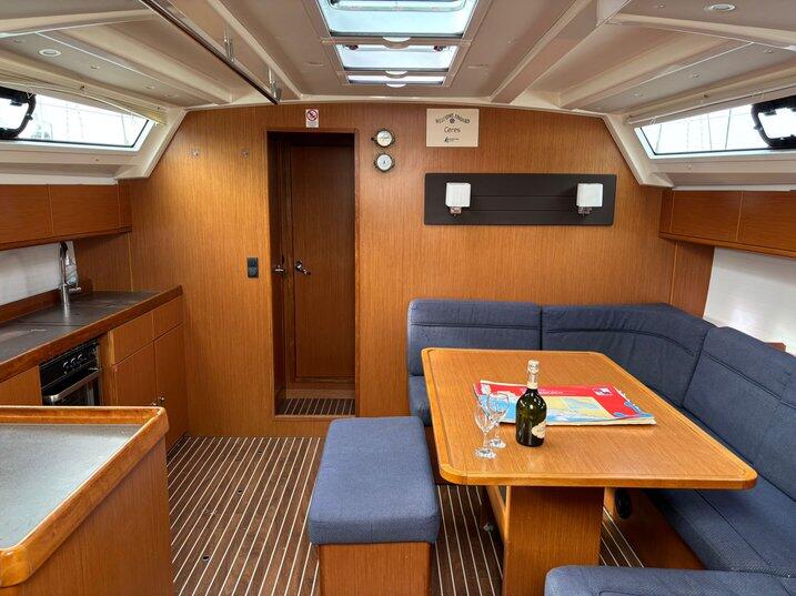 Sailing yacht 