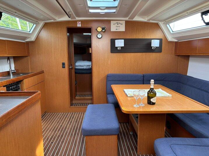 Sailing yacht 