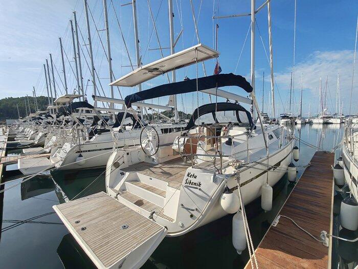 Sailing yacht 