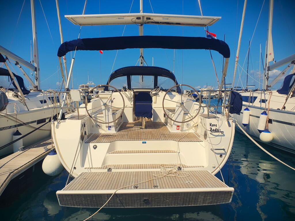 Sailing yacht 