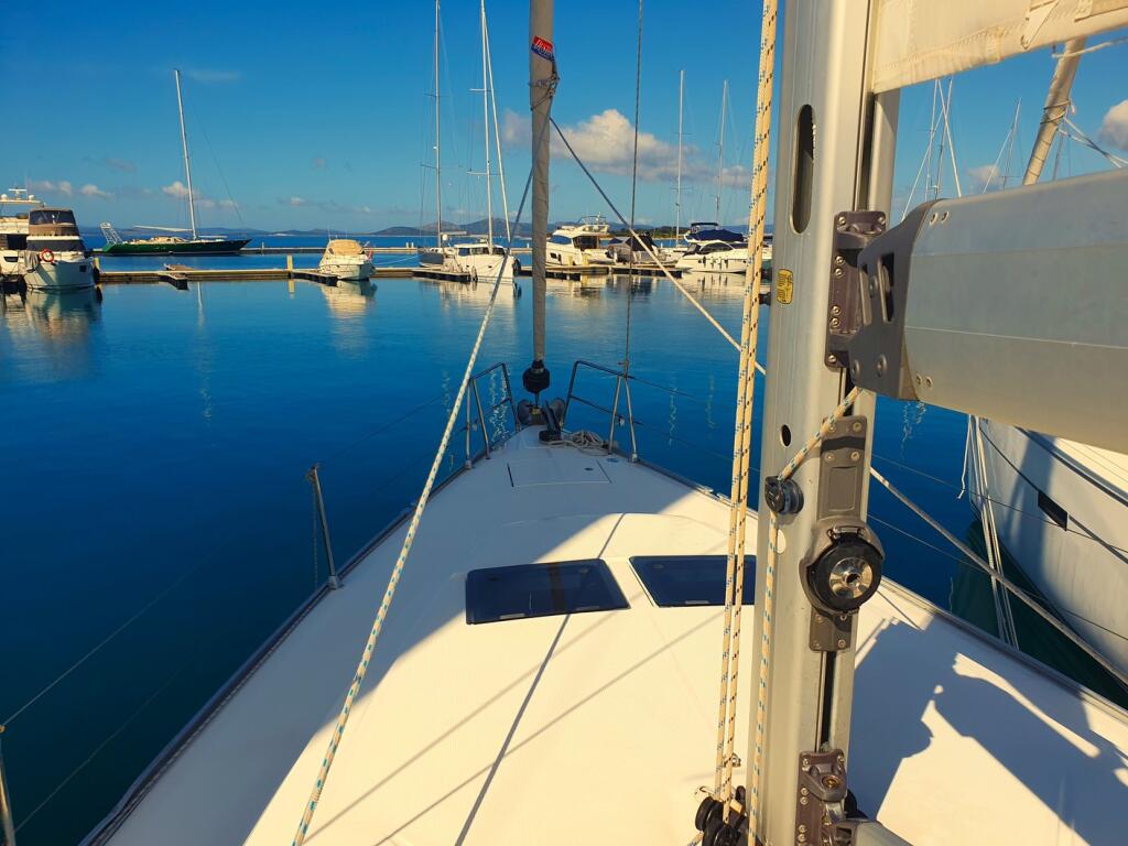 Sailing yacht 