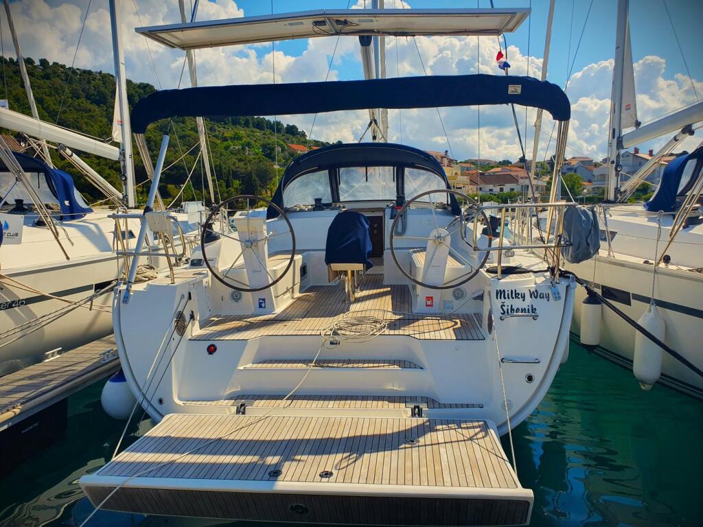 Sailing yacht 