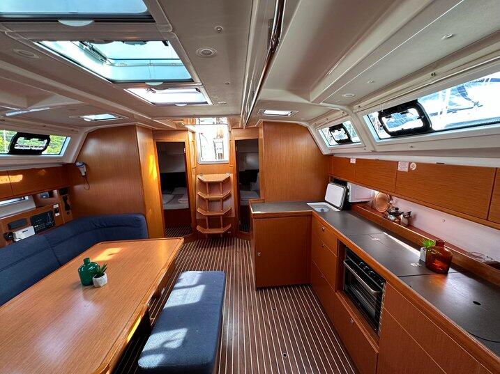 Sailing yacht 