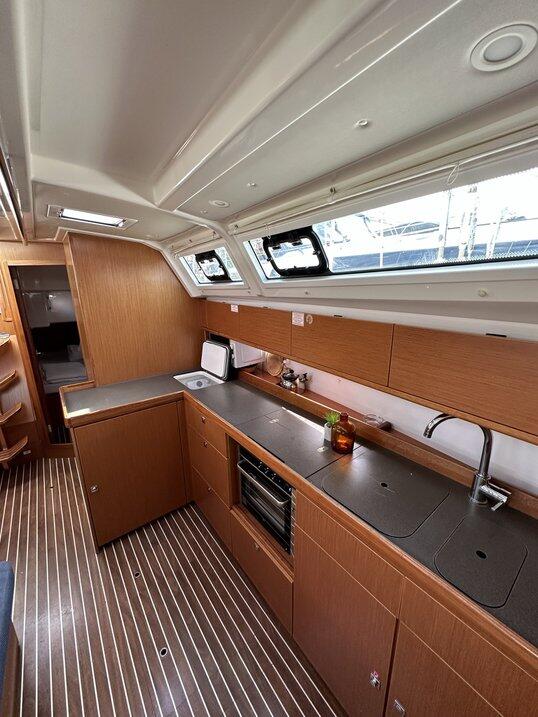 Sailing yacht 