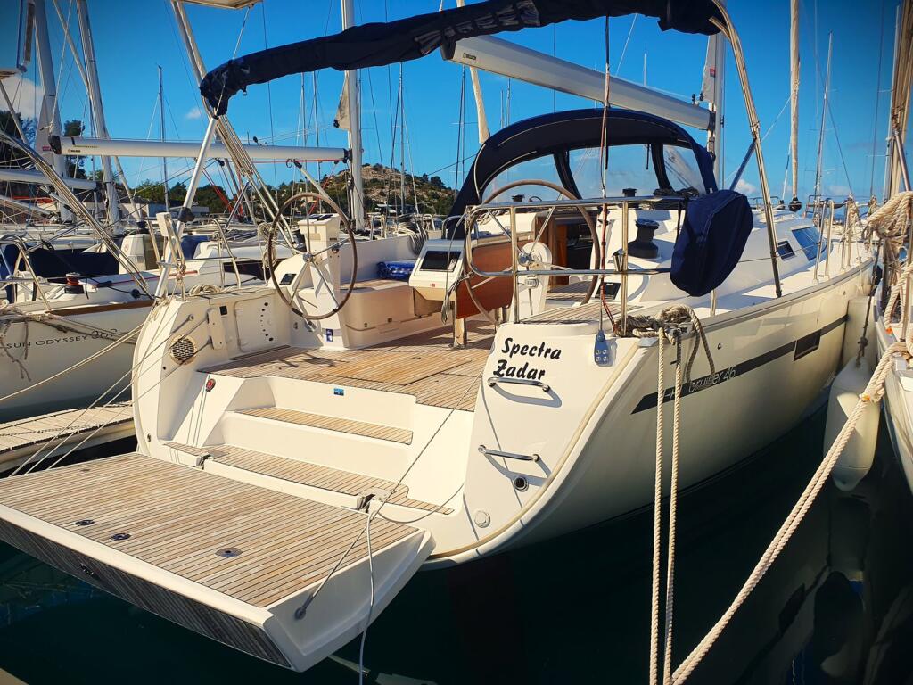 Sailing yacht 