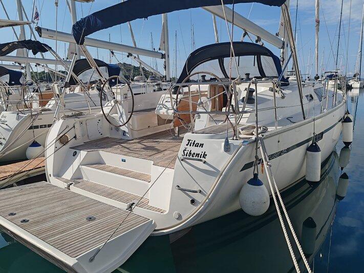 Sailing yacht 