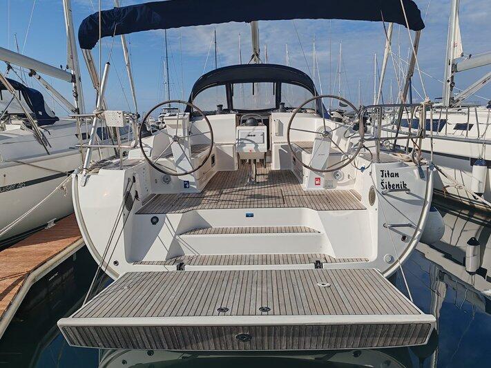Sailing yacht 
