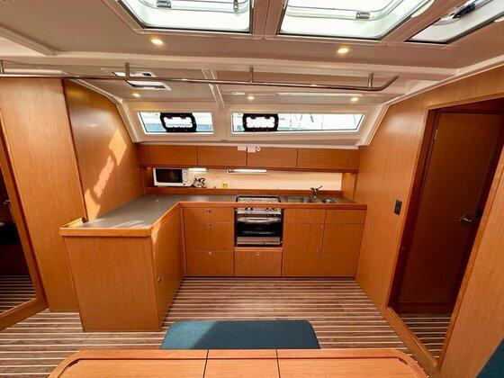 Sailing yacht 