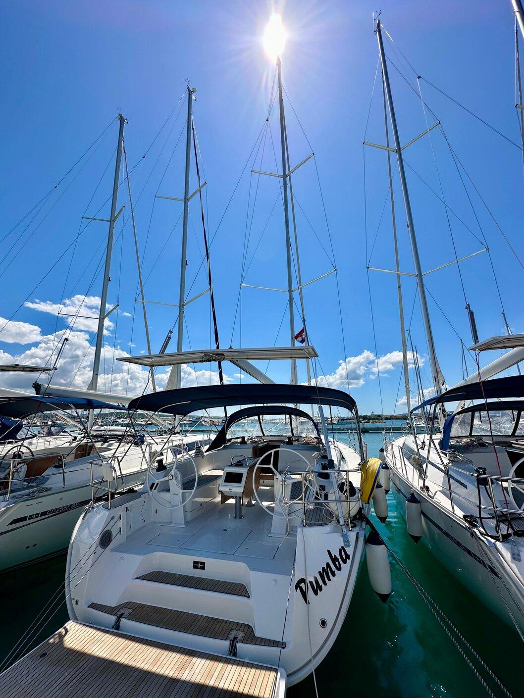Sailing yacht 