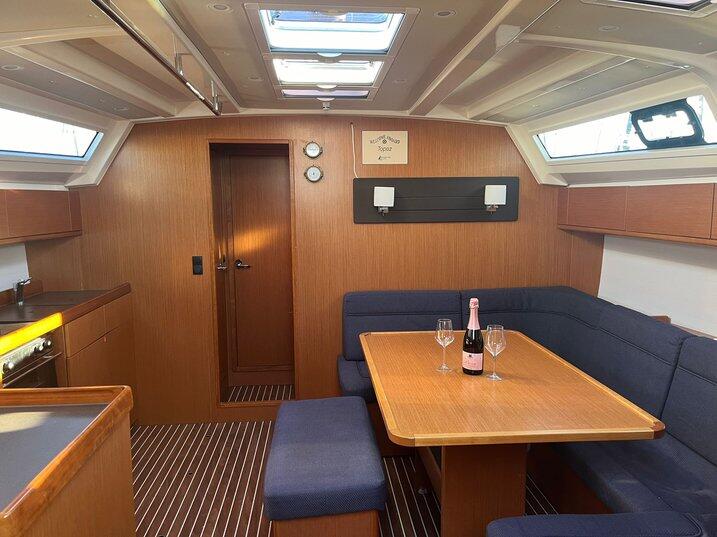 Sailing yacht 