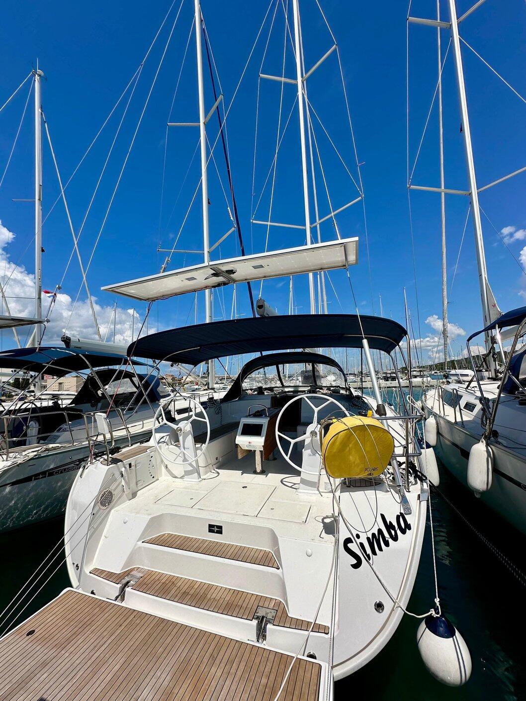 Sailing yacht 