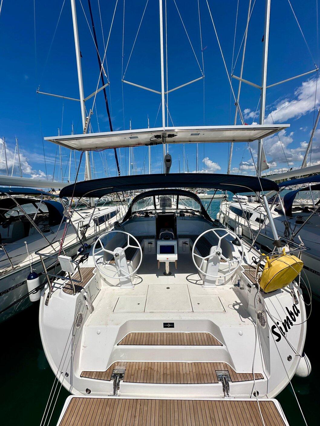 Sailing yacht 