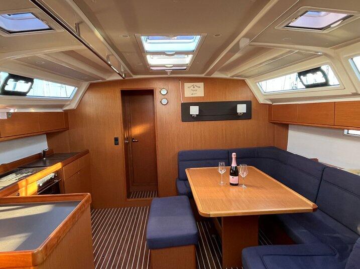 Sailing yacht 