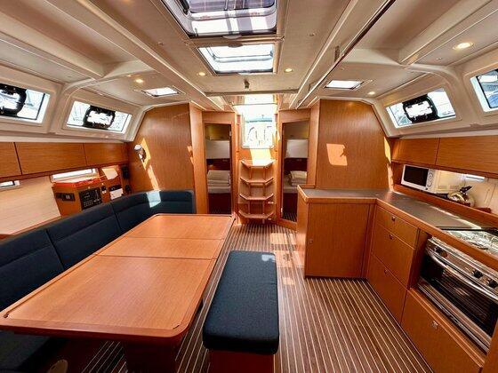 Sailing yacht 