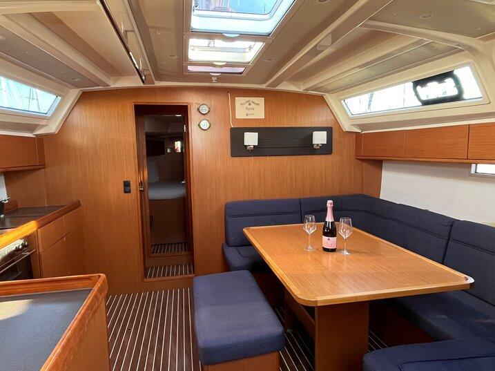 Sailing yacht 