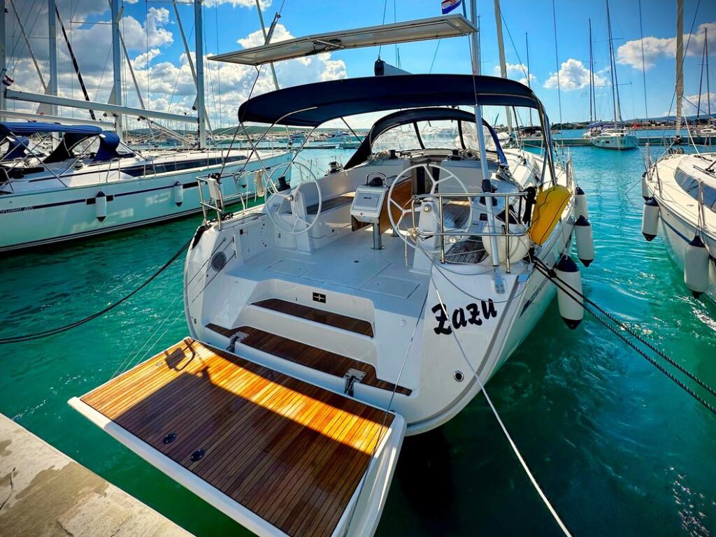 Sailing yacht 