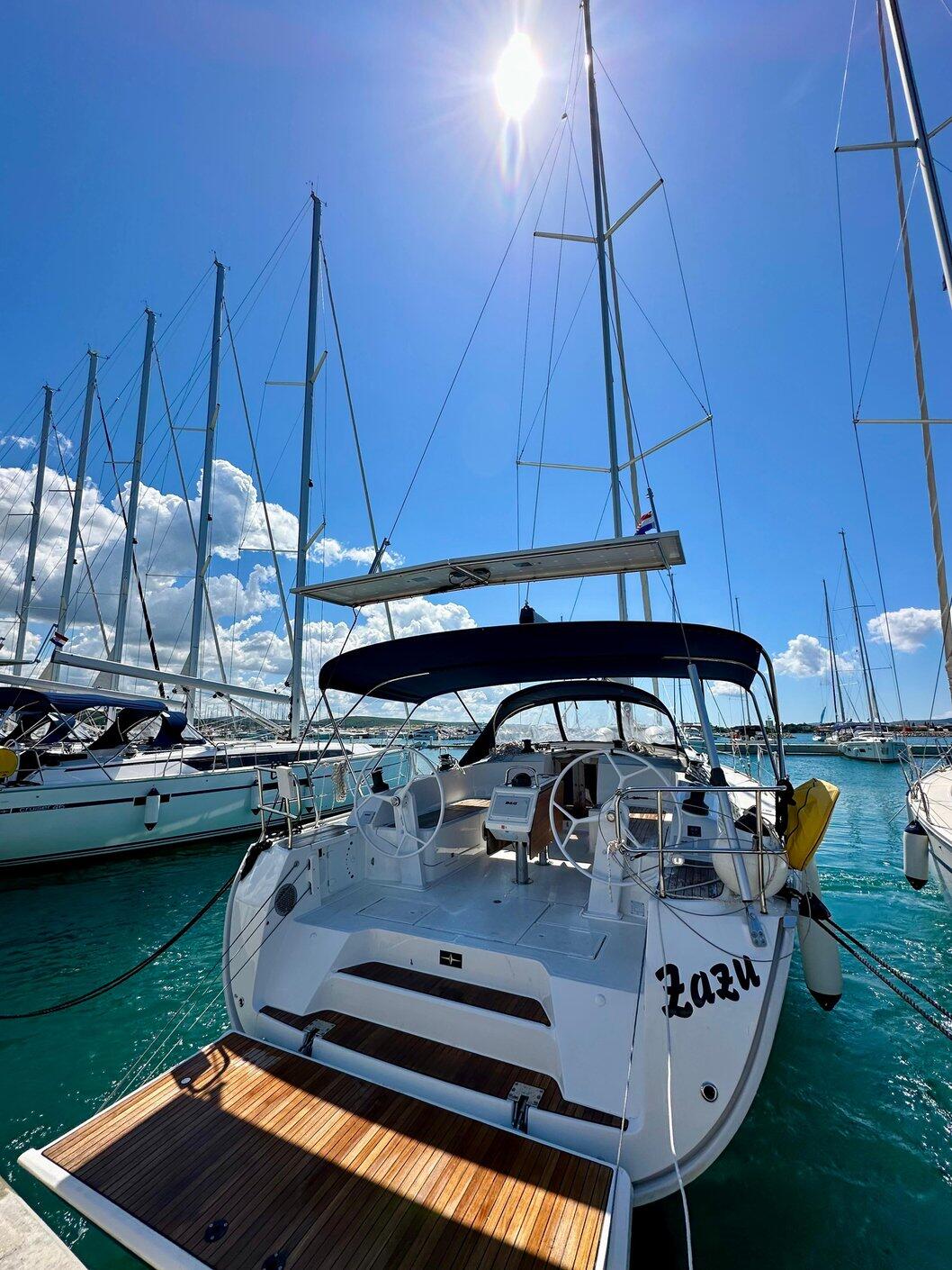 Sailing yacht 