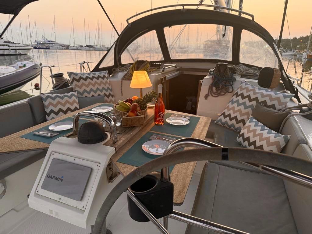 Sailing yacht 