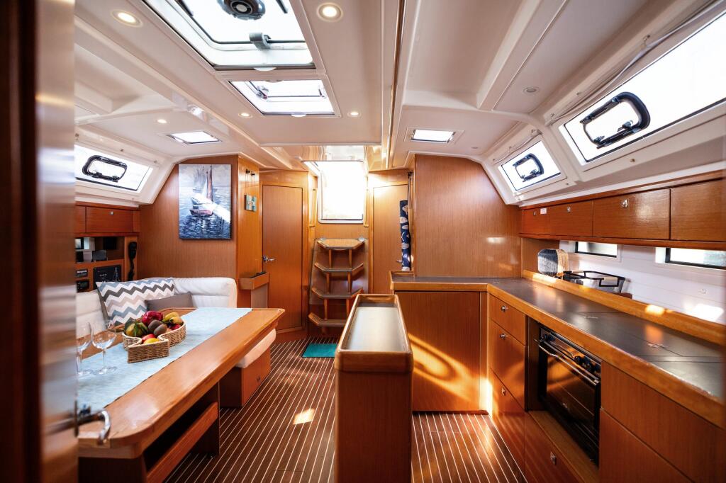 Sailing yacht 