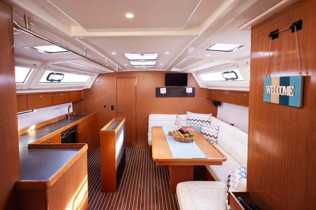 Sailing yacht 