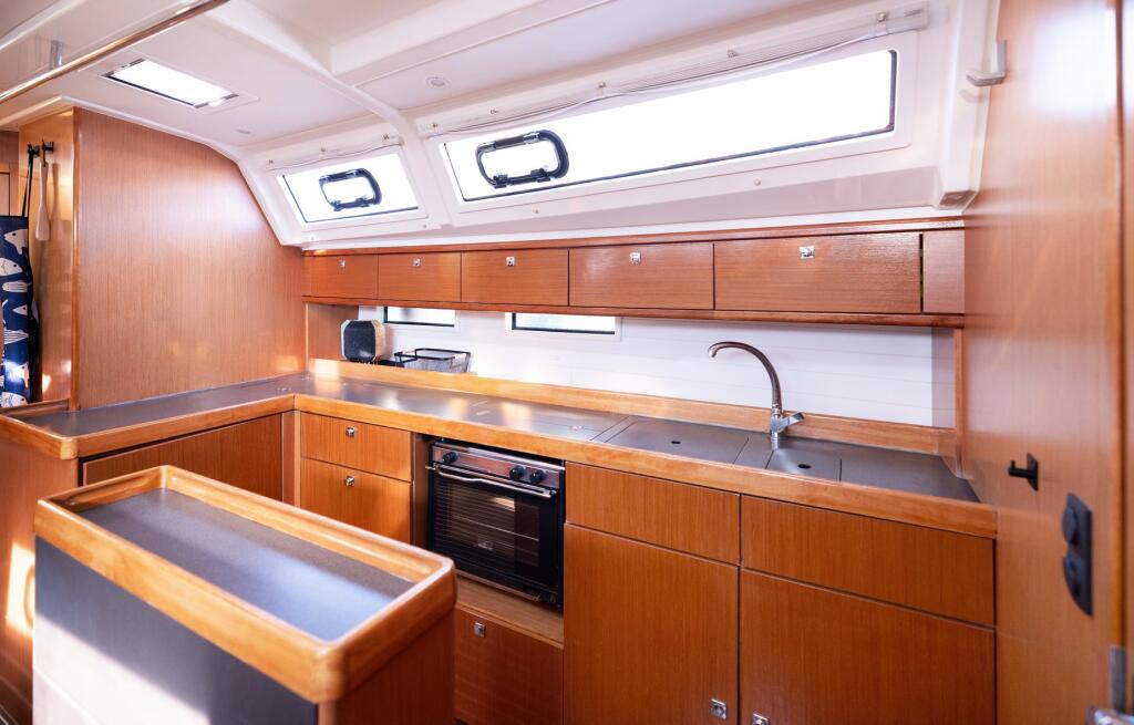 Sailing yacht 