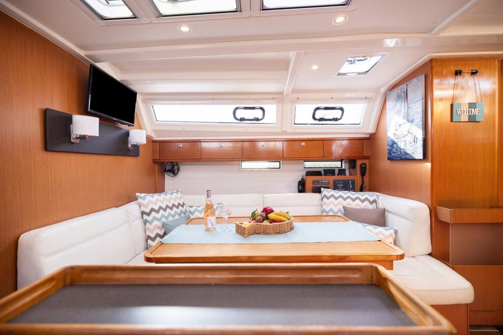 Sailing yacht 