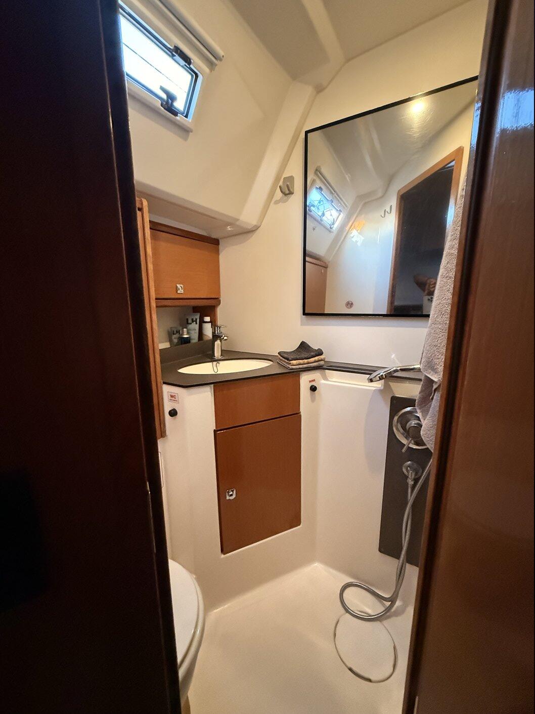 Sailing yacht 